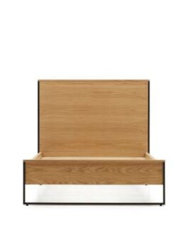 Kave Home – Bed Taiana in eikenfineer en stalen poten met zwart bestellen via beddenwinkel-online.nl